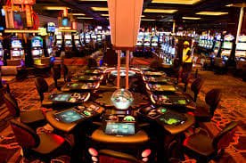 Antarmuka aplikasi mobile result macau dengan meja blackjack langsung dan pilihan permainan